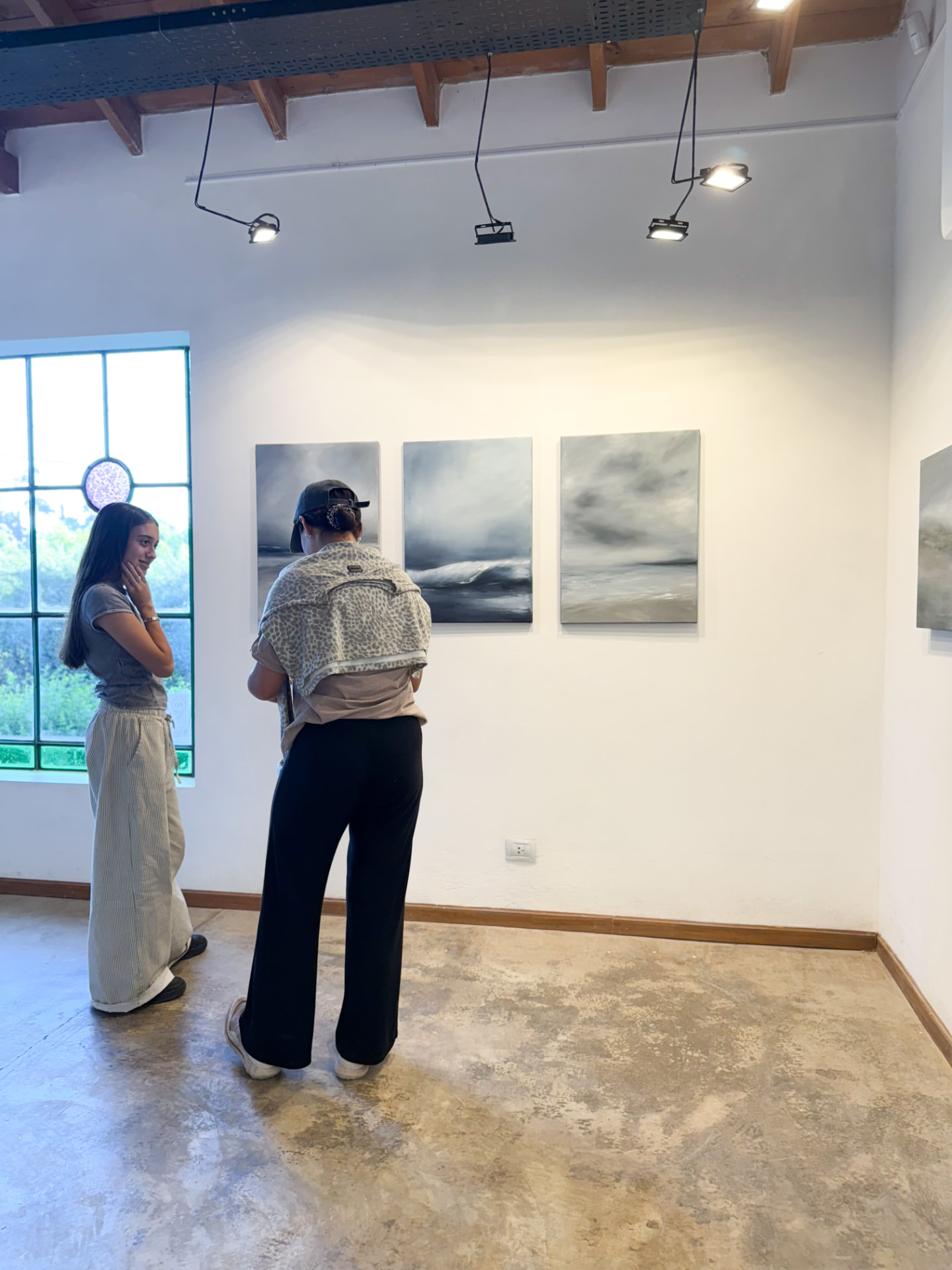 Visitantes frente a las obras